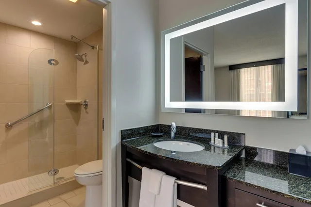 جناح بسرير كينج مع أريكة، SpringHill Suites Birmingham Downtown at UAB 5/6