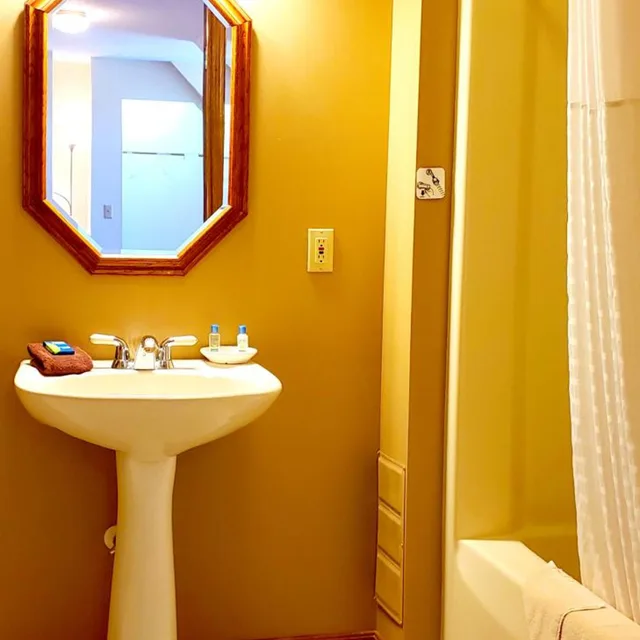 Carriage House, King Bed, Sofa، Berlin Heritage Inn 10/10