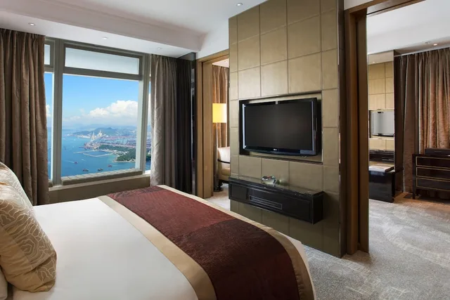 1 Bedroom, Deluxe, Suite, King Bed, Sea View, Club Floor، The Ritz Carlton Hong Kong 3/7