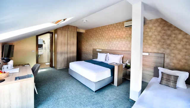 غرفة ثلاثية، Hotel Mint 4/7
