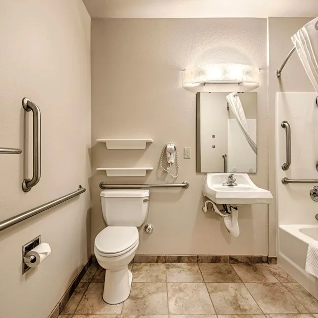 غرفة بسرير كوين لذوي الإعاقة، Candlewood Suites Oak Harbor 3/3