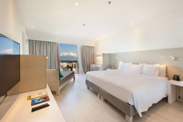 غرفة تنفيذية ثلاثية بسرير كينج وسرير فردي بإطلالة على البحر، Hilton Sorrento Palace 1/6