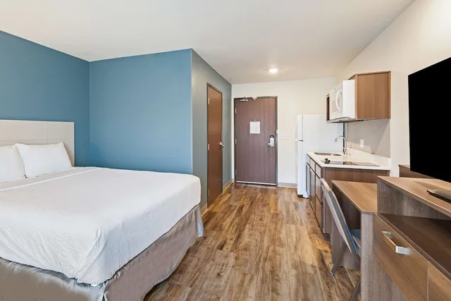 غرفة قياسية بسرير كوين، WoodSpring Suites Davenport Quad Cities 2/3