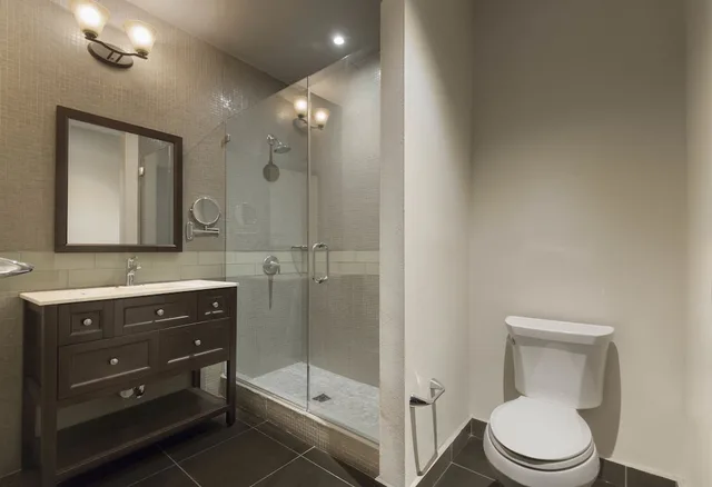 غرفة بسرير كوين بشرفة، Decanter Hotel 3/3