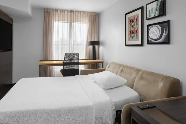 جناح بسرير كوين بشرفة بغرفة نوم واحدة مع أريكة، Residence Inn Fort Worth Cultural District 1/4