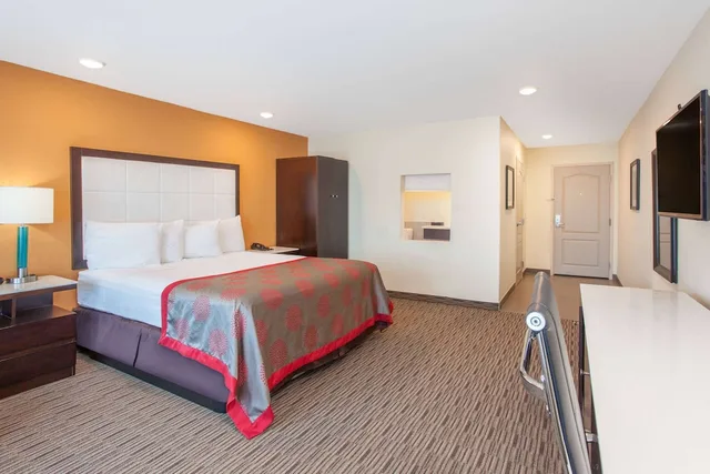 غرفة بزنس بسرير كينج، Ramada By Wyndham Culver City 1/4