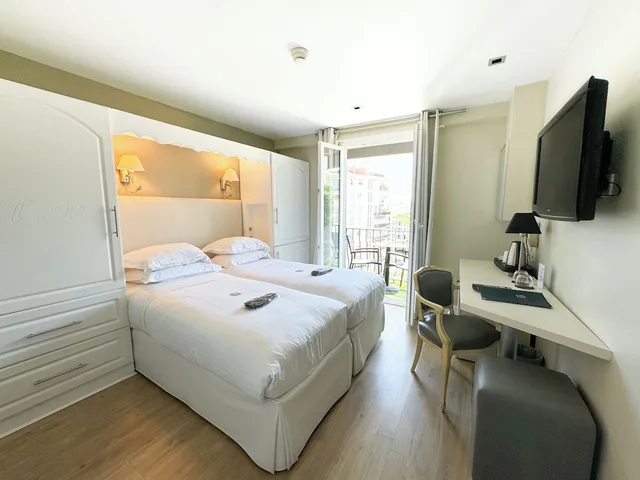 غرفة بسرير كوين بإطلالة على الحديقة بشرفة، Hotel De Provence 1/8