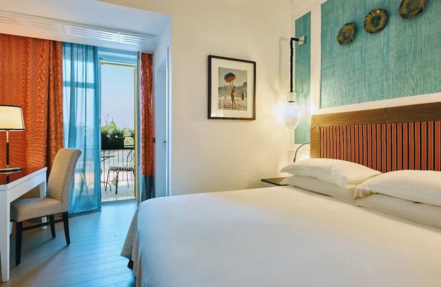 غرفة كلاسيكية بسرير كوين بإطلالة على الحديقة بشرفة، Esplanade Boutique Hotel 1/2