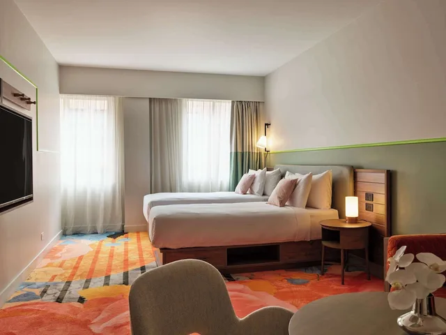 غرفة ديلوكس بسرير كينج، The Clarence Hotel Sydney 3/8