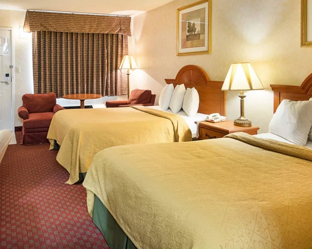غرفة قياسية بسريرين مزدوجين يُسمح فيها بالحيوانات الأليفة، Quality Inn Petersburg Fort Lee Area 2/3