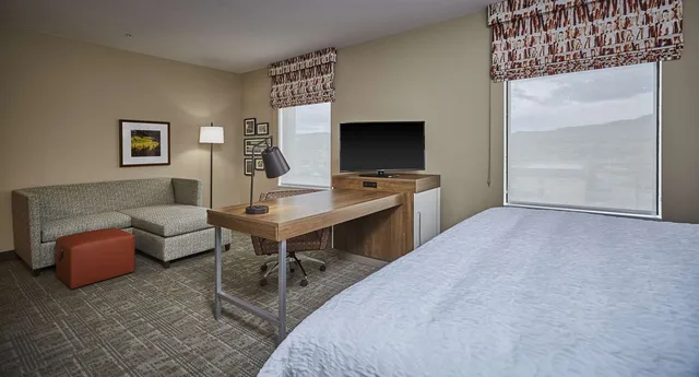 جناح استوديو بسرير كينج، Hampton Inn and Suites Roseburg 2/4