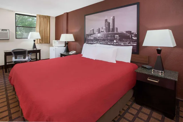 غرفة بسرير كينج للمدخنين، Super 8 By Wyndham Chicago IL 1/1