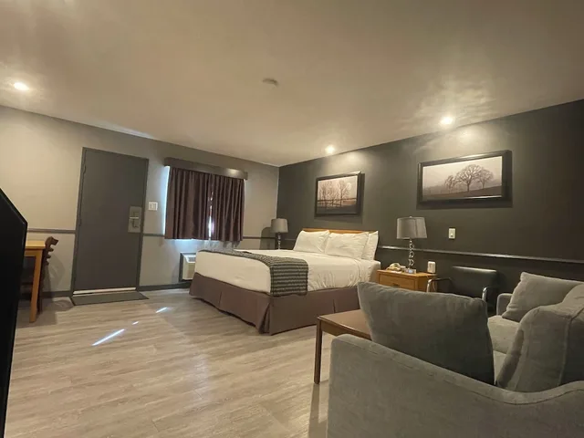 Room, King Bed, Exterior Entrance، Travelodge By Wyndham Brandon 4/6