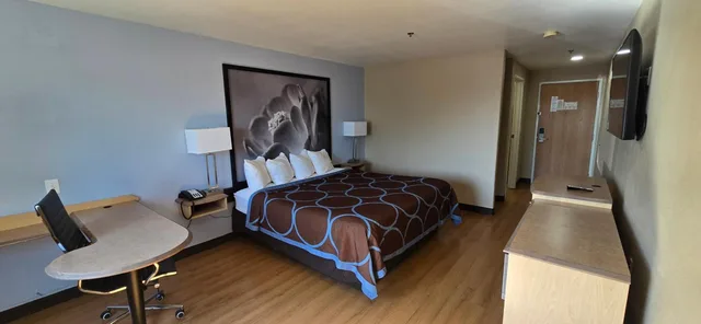 Room, King Bed, Bathtub, Accessible, Super 8 by Wyndham New Braunfels I-35 4/6