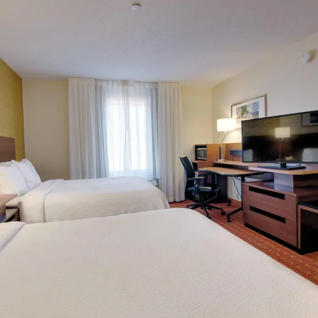 غرفة بسريرين كوين بحوض استحمام لذوي الإعاقة، Fairfield Inn Potomac Mills 2/3