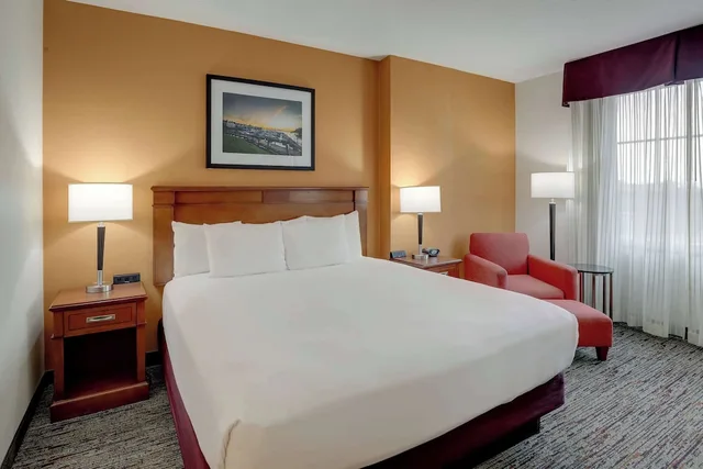 غرفة ديلوكس بسرير كينج، Drury Inn & Suites Charlotte Northlake 2/3