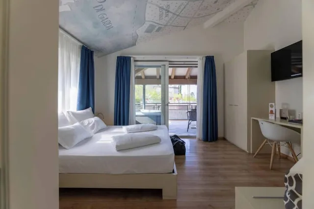 غرفة ديلوكس بسرير مزدوج بإطلالة على البحيرة بشرفة، Seele Garda Hotel 1/6