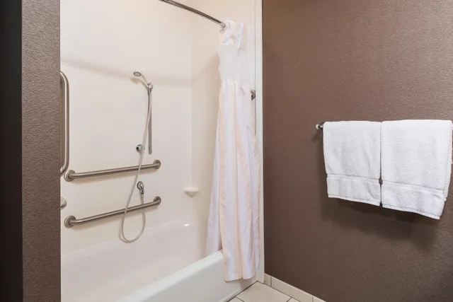 غرفة بسريرين كوين بحوض استحمام لذوي الإعاقة، Hilton Garden Inn Sioux Falls Downtown 2/2