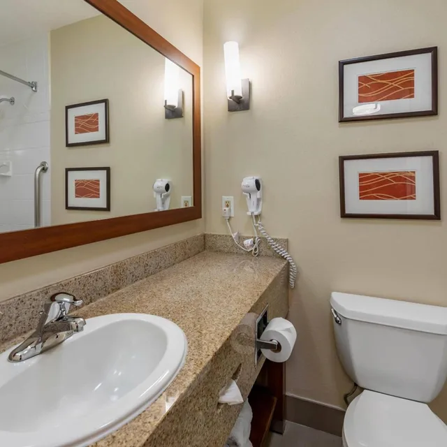 غرفة سوبيريور ركنية بسريرين كوين مع أريكة، Comfort Inn & Suites Ventura Beach 8/8