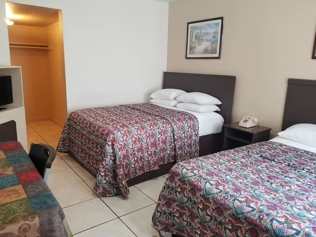 غرفة بسريرين مزدوجين، Parkway Inn Airport Motel 1/7
