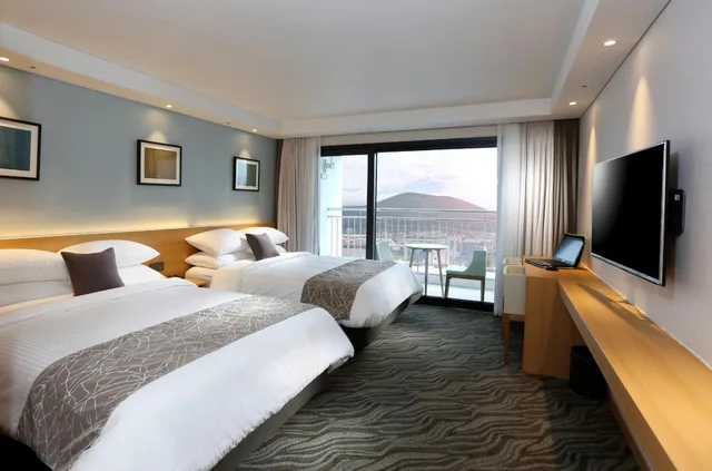 غرفة عائلية بسريرين منفصلين بشرفة، Seogwipo JS Hotel 3/10