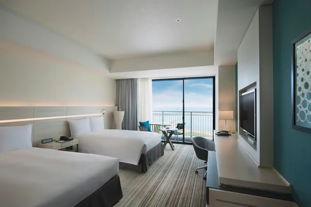 غرفة بسريرين منفصلين بإطلالة على البحر، Hilton Okinawa Chatan Resort 1/7