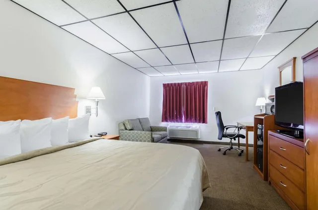 غرفة بسرير مزدوج، Wyndham Garden Salina Conference Center 1/2