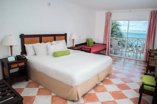 غرفة بسرير كينج بإطلالة على البحر، Grand Decameron Panama, A Trademark All Inclusive Resort 2/4