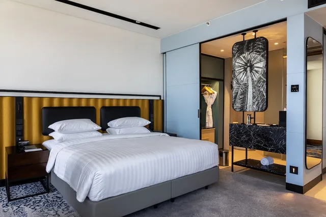 غرفة بريميير ركنية بسرير كينج بإطلالة على البحر، Courtyard by Marriott Colombo 1/2