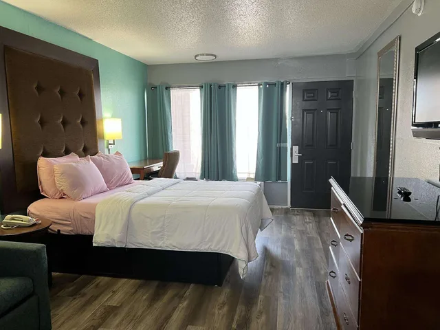 Adjoining, Suite, King Bed, Smoking, Accessible، Americas Best Value Inn Blytheville 2/7