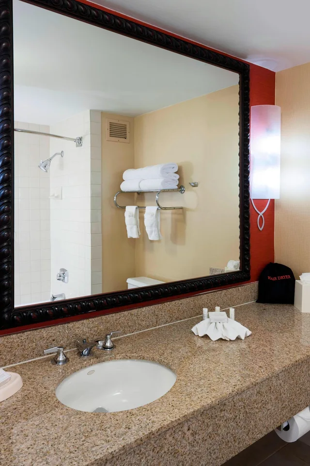غرفة بسرير كينج مع أريكة، Courtyard by Marriott San Diego - Rancho Bernardo 6/8