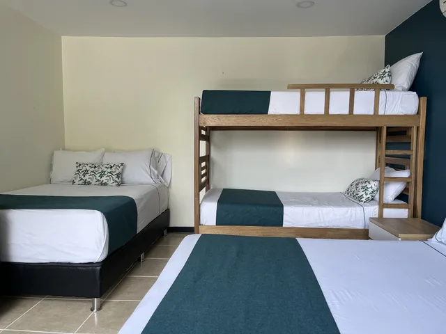 غرفة عائلية بسرير مزدوج وسرير فردي وسرير بطابقين، Hotel Greenview Medellin 8/9