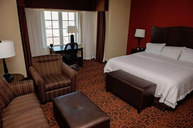 غرفة ركنية بسرير كينج بإطلالة على النهر مع أريكة، Hampton Inn And Suites Bradenton - Downtown Historic District 1/1