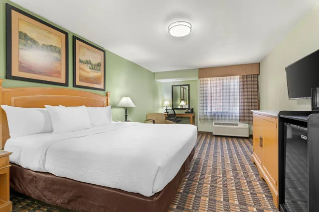 Room, King Bed, QUALITY INN AND SUITES PLANO EAST RICHARDSON 1/8