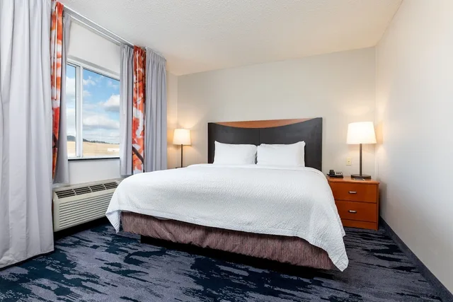 جناح بسرير كينج بغرفة نوم واحدة مع أريكة لذوي الإعاقة، Fairfield Inn Suites By Marriott Spearfish 1/3