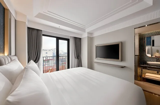 Executive, King Bed, La Siesta Premium Lakeside 1/5