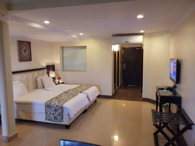 Classic, Queen Bed, Sterling Mount Abu 4/9