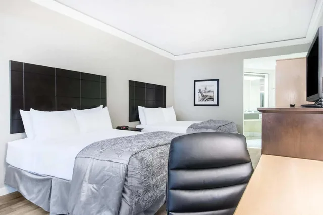 Room, 2 Queen Beds, Travelodge by Wyndham Trois-Rivieres 7/7