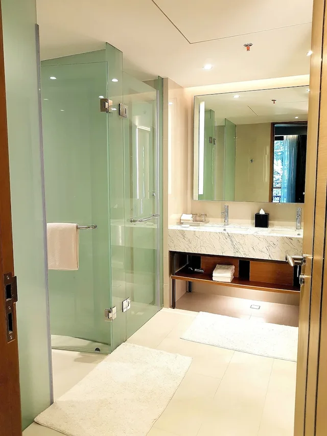 غرفة كلوب بسرير كينج بشرفة، Hyatt Regency Dharmshala Resort 3/4