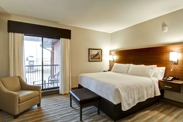 غرفة بسرير مزدوج بشرفة، Best Western London Airport Inn Suites 1/4