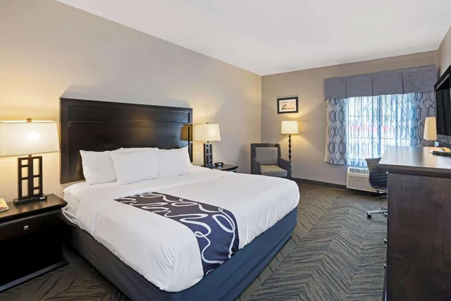 غرفة ديلوكس بسرير كينج بحوض استحمام لذوي الإعاقة، La Quinta Inn & Suites by Wyndham-Brookshire-West Katy 3/7