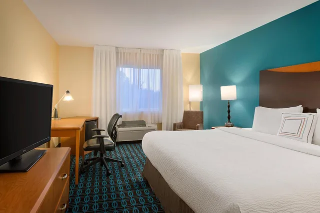 غرفة بسرير كينج بحوض استحمام لذوي الإعاقة، Comfort Inn & Suites Houston North - Spring 1/3