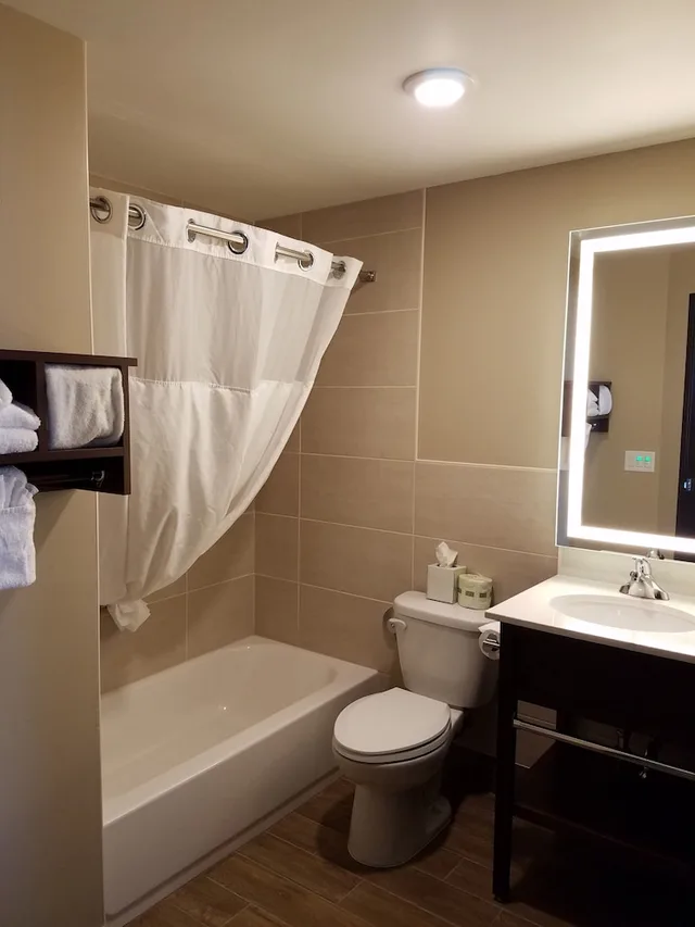 Room, 2 Queen Beds, Ramada By Wyndham Minneapolis Golden Valley 4/4