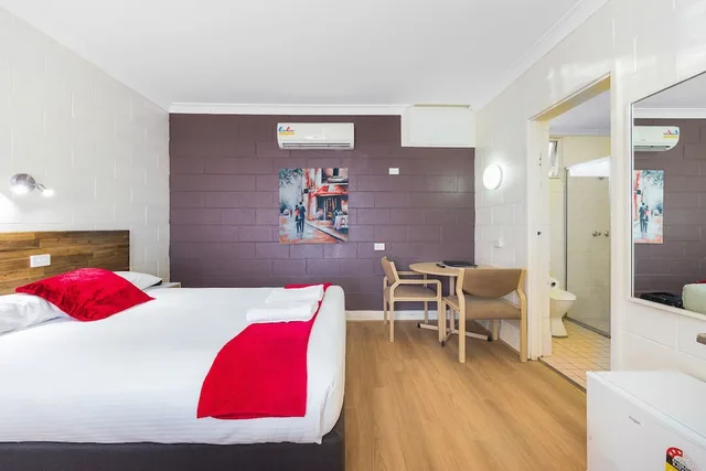 غرفة عائلية بسرير كوين وسريرين منفصلين، Plainsman Motel 2/8