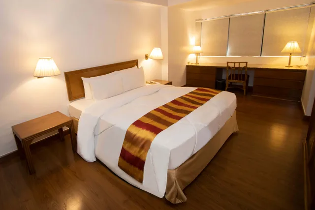 جناح، Century Park Hotel 2/7
