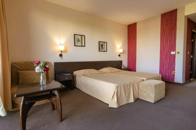 غرفة بسرير فردي بإطلالة على المسبح بشرفة، Flamingo Hotel 2/5
