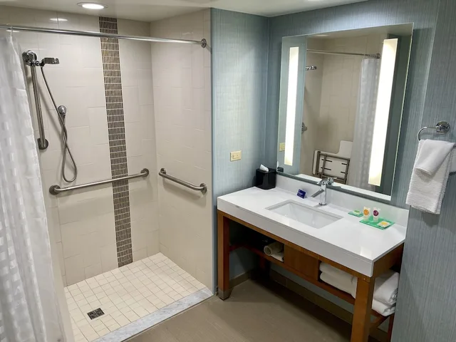 غرفة بسريرين كوين بإطلالة جزئية على البحر مع أريكة لذوي الإعاقة، Hyatt Place Ocean City Oceanfront 3/4