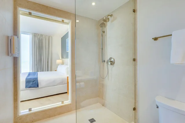 غرفة بريميوم بسرير كينج بإطلالة على البحر، Fort George Hotel And Spa 5/6