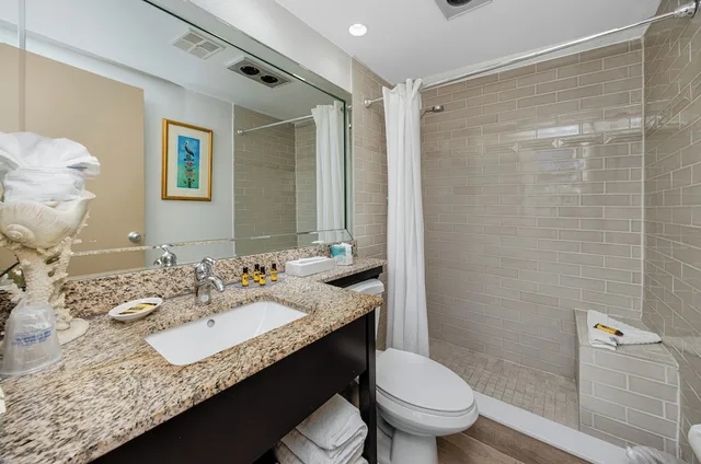 غرفة قياسية كبيرة بسرير كينج بإطلالة على المرفأ بشرفة، Best Western Plus Yacht Harbor Inn 3/4