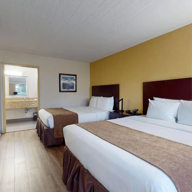 Room, 2 Queen Beds, Parking Lot View، Rodeway Inn and Suites Fort Lauderdale Airport and Cruise Port 1/10